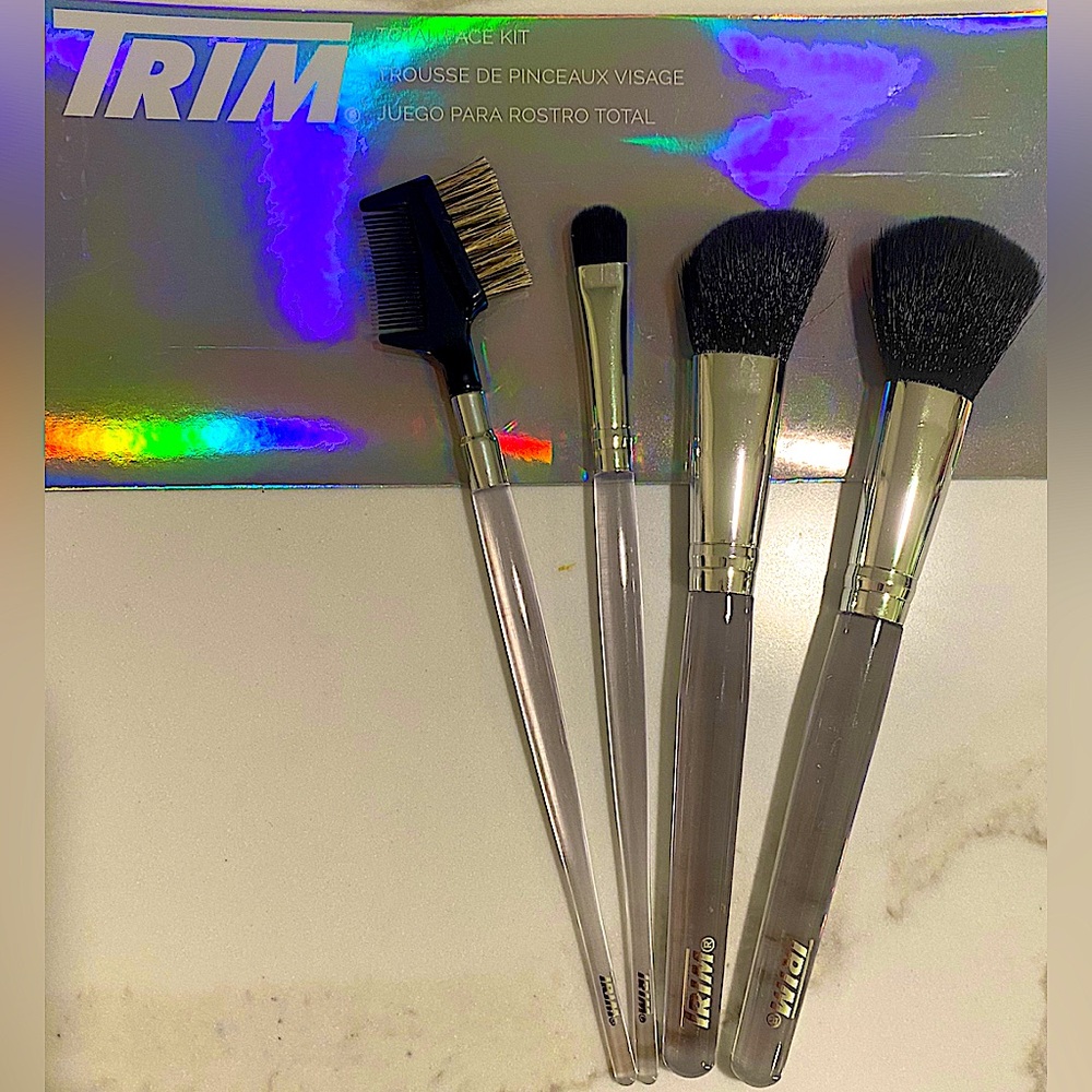 B1.   CHEAPER IN ANY BUNDLE - NIB TRIM TOTAL FACE KIT 4 brushes with several f…